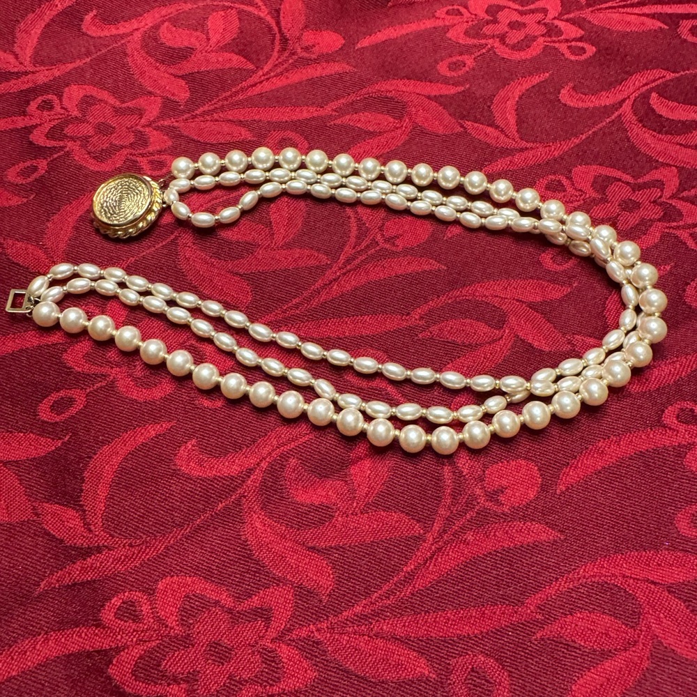 Elegant Pearl Necklace with Gold Accents